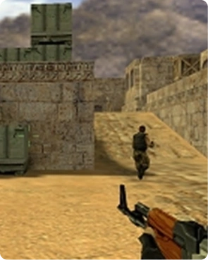 Gameplay-scène op een woestijnkaart waarin een speler met een geweer door een open gebied beweegt.