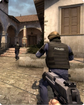 Gameplay-beeld van een politie-eenheid die een gebouw nadert tijdens een Counter-Strike missie.