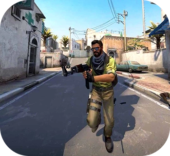 Counter-Strike personage dat met een geweer door een straat rent tijdens een gameplay-scène.