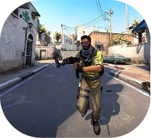 Counter-Strike personage dat met een geweer door een straat rent tijdens een gameplay-scène.